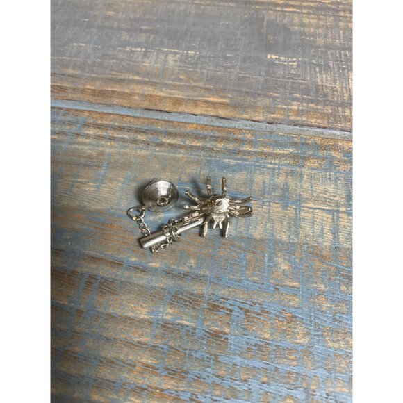 Mens Insect Spider Tie Tack Pin With Chain - Picture 3 of 4